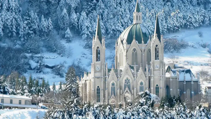 Il Santuario dell'Addolorata di Castelpetroso tra le rocce