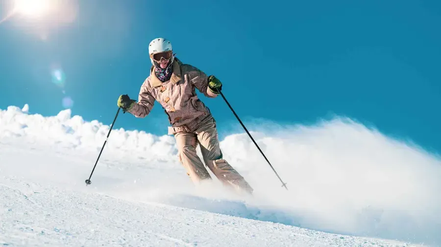 Paesaggio innevato dell'Appennino con piste da sci